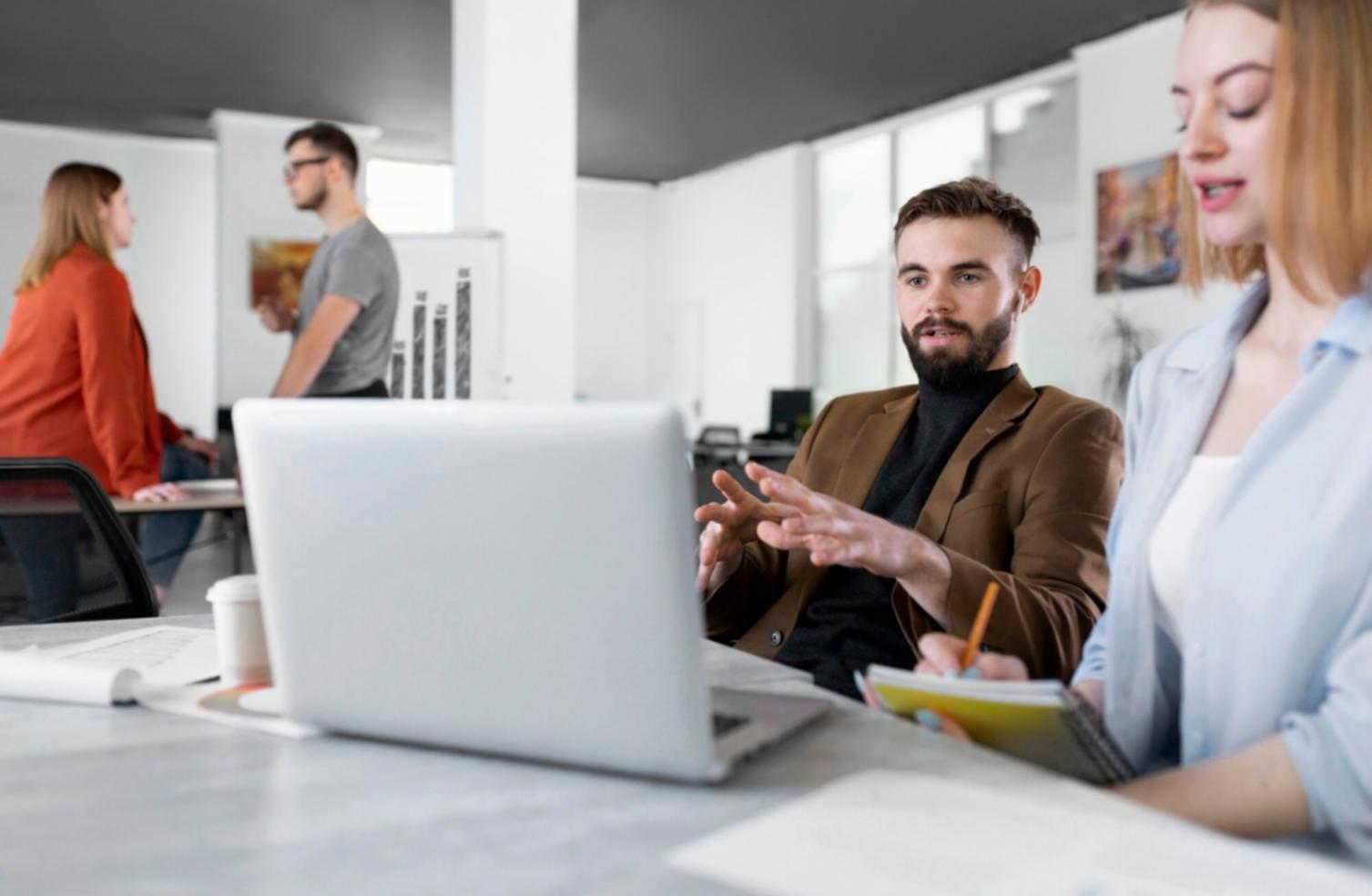 Ambiente de trabajo colaborativo y profesional en las oficinas de travenolixa