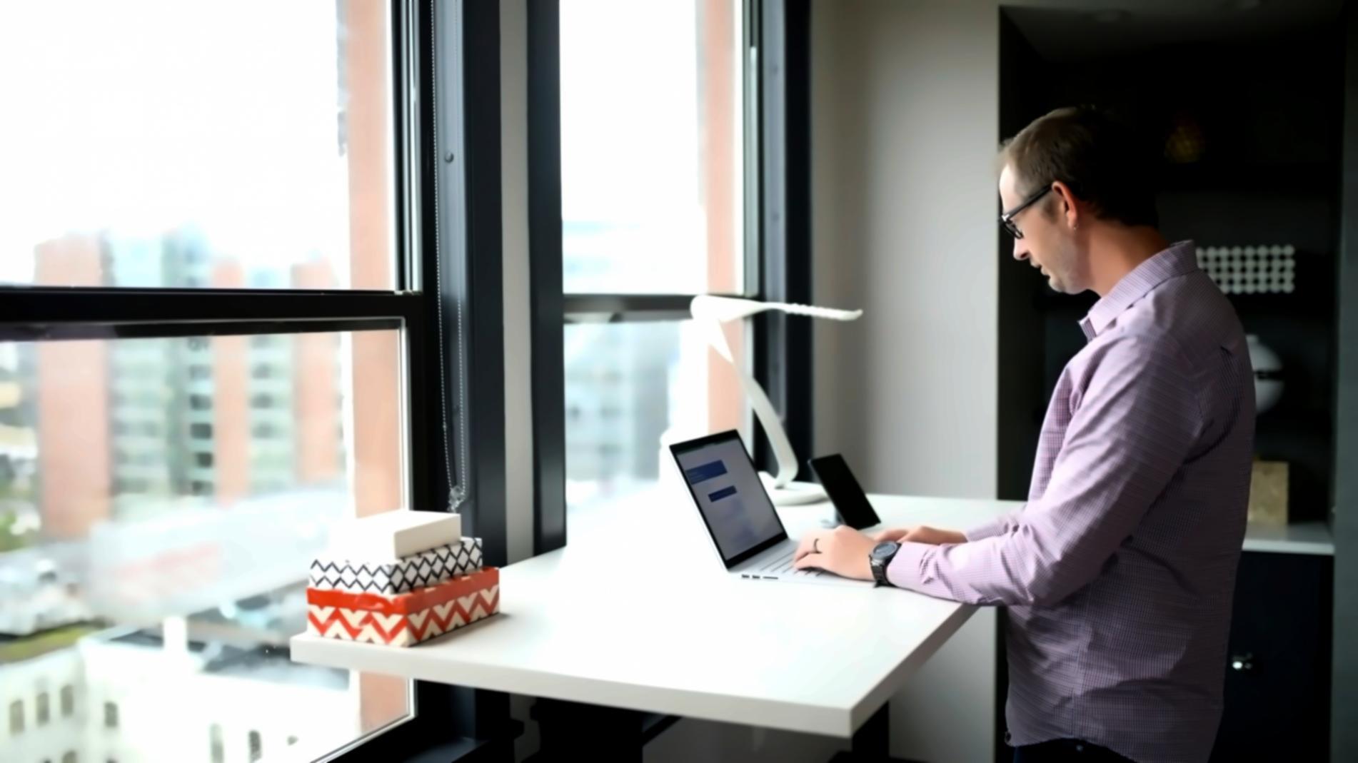 Profesional analizando gráficos financieros y planificando estrategias de inversión