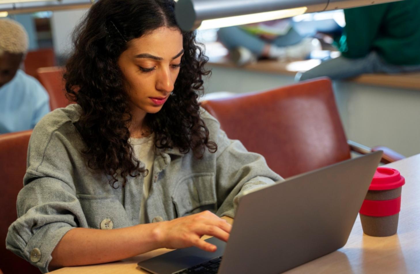 Sesión de formación financiera con materiales educativos y calculadora