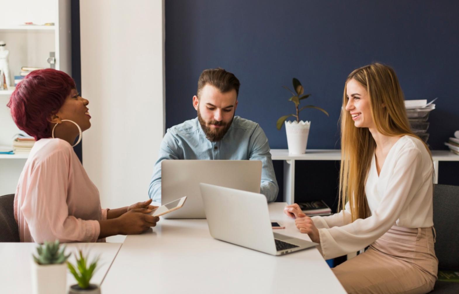 Sesión de consultoría financiera personalizada con materiales educativos